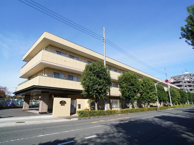 清潔感のある建物の外観 外観 都市に溶け込む落ち着いた色合いの建物です。青空の下、緑豊かな周囲の環境が、心地良い日々を約束してくれそうです。