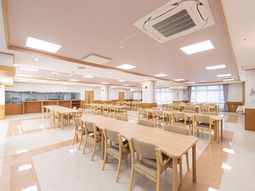 広々とした明るい食堂