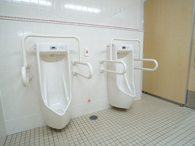バリアフリー設計のトイレ トイレ 手すり付きの安全なトイレで、どなたでも快適にご利用いただけます。サポートが必要な方も安心の設計です。