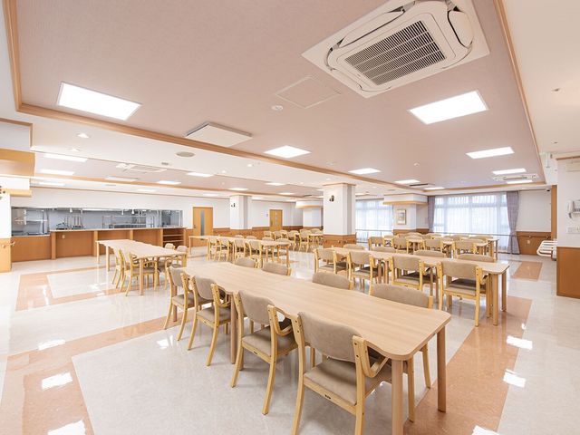 広々とした綺麗な食堂 食堂 広く開放的なこの食堂では、ご入居者様が明るい雰囲気の中、食事を楽しみます。光がたっぷりと差し込む空間での業務は、日々のやりがいにつながるでしょう。