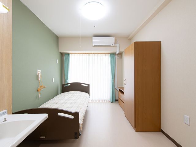 清潔感のある居室 居室 ゆっくりとお休みいただける、シンプルで清潔感溢れる個室です。シーンに応じて調整可能な照明が、居心地の良い空間を演出します。