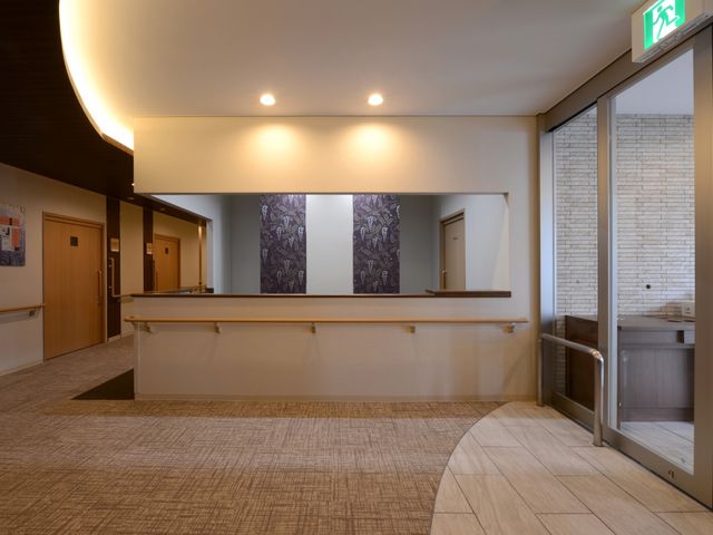 明るいエントランス エントランス 自然光が差し込むエントランスです。広々とした空間で、来訪者を温かく迎え入れます。
