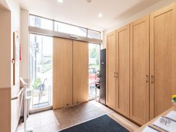 玄関エリアの明るい様子