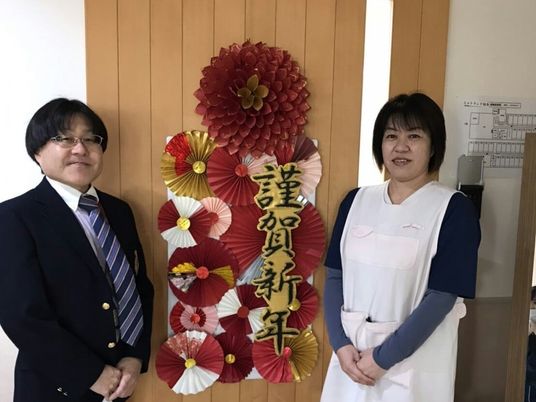 新年飾り前のスタッフ  