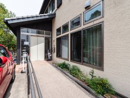 エントランスの明るい外観