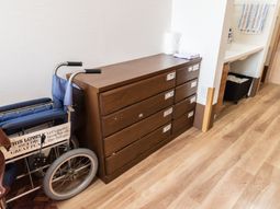 整理棚と車椅子