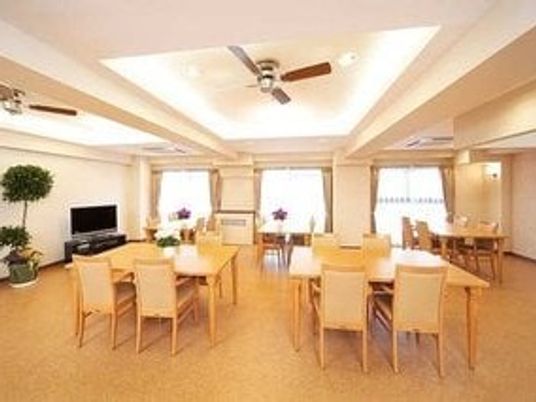 広い食堂の室内  