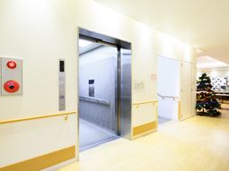 職員用エレベーターと装飾
