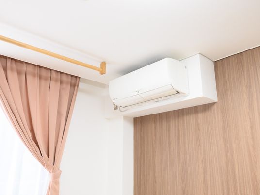 設備整った居室のエアコン