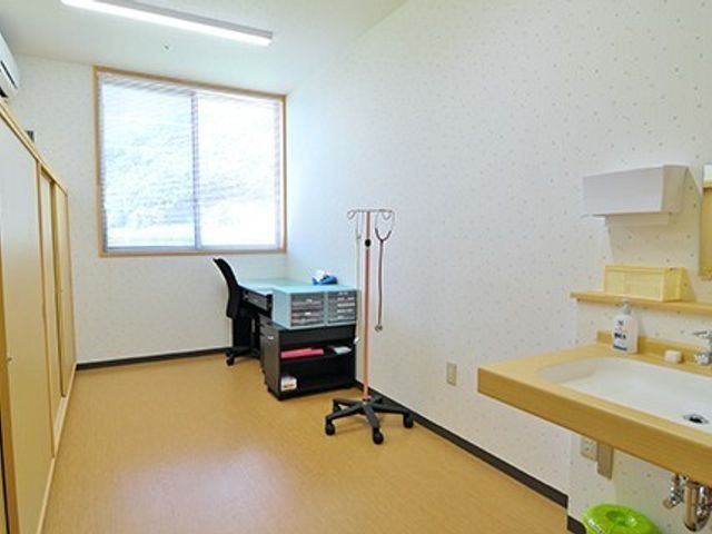 広々とした明るい居室 健康管理室 清潔感あふれる居室です。必要な物が整然と配置され、快適な個室環境が整っています。