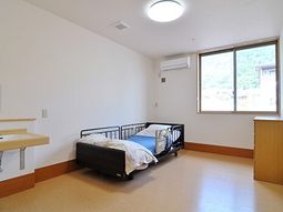明るい個室の居室