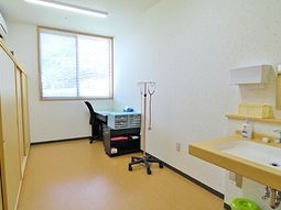 明るい個室のデスクと洗面台