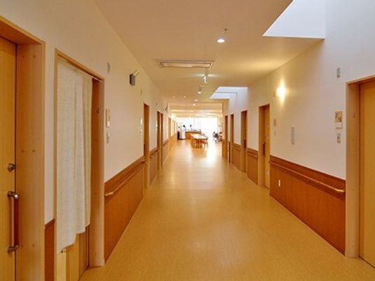 明るく広々とした廊下