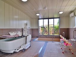 明るい浴室の設備