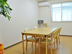 明るい食堂のテーブルセット