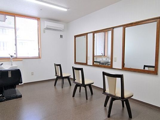 清潔な理美容室空間