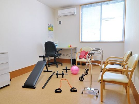機能訓練用具の整った部屋
