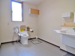 清潔なトイレと洗面台