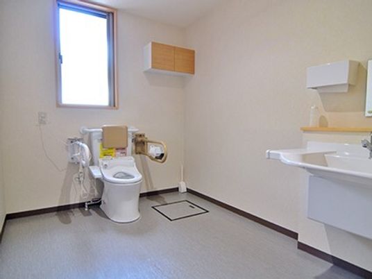 明るい清潔なトイレ