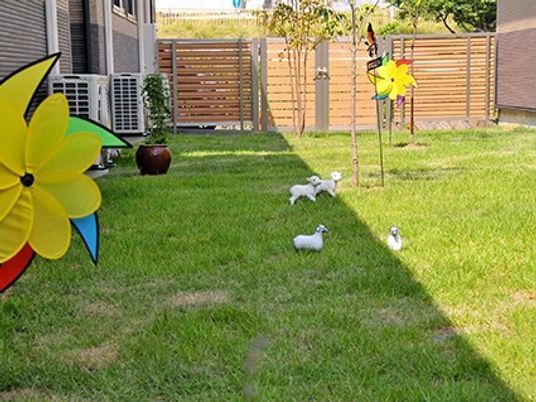 カラフルな風車と緑の庭