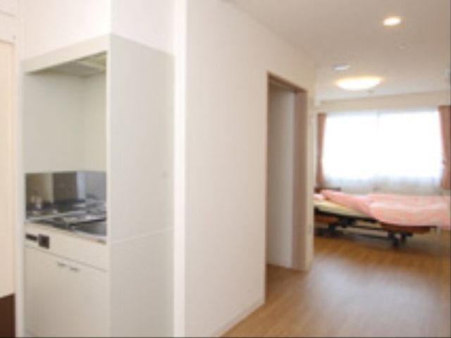 明るい居室の一角 居室 ゆったりとした明るい居室で、生活空間には必要な設備が整っており、プライバシーも保たれています。快適な職場環境をご提供しております。