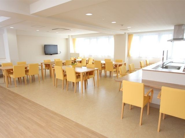 広々とした共有ダイニング 食堂 明るく開放的なダイニングスペースです。大きな窓からは自然光が差し込み、皆様での食事が心地よい時間になります。