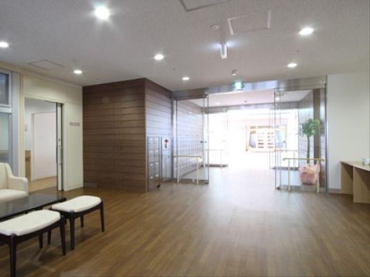 広々とした明るいエントランス