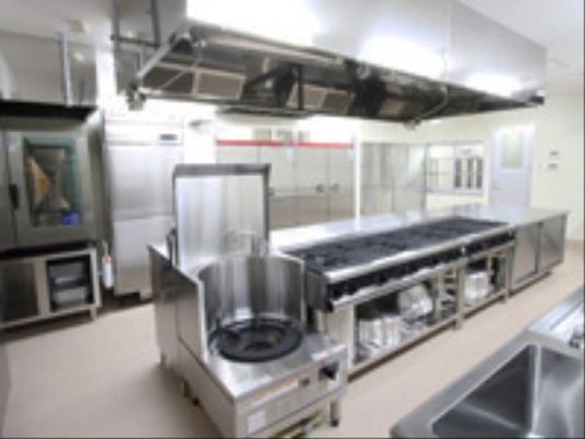 施設の清潔なキッチン