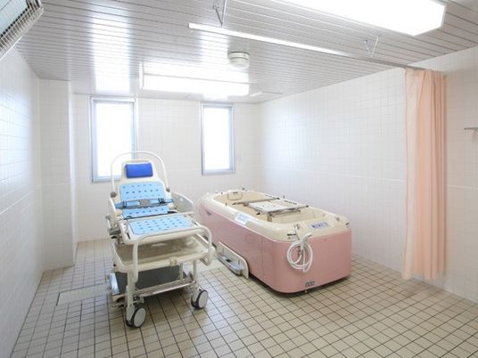 清潔なバリアフリー浴室