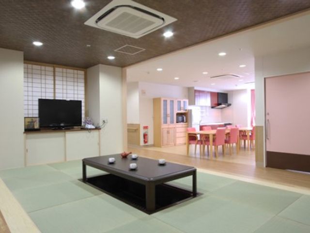 和室とダイニングの空間 談話室 落ち着いた雰囲気の和室が隣接するダイニングエリアへとつながっており、居住者の交流やリラックスに適した空間が広がっています。過ごし方を選べる配慮が行き届いています。
