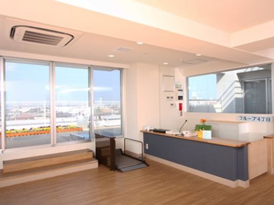 明るい窓付き受付