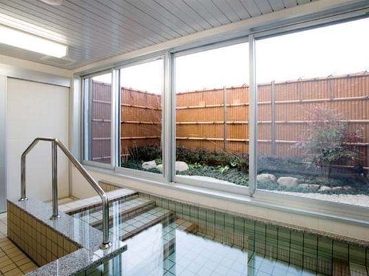 緑に囲まれた浴室