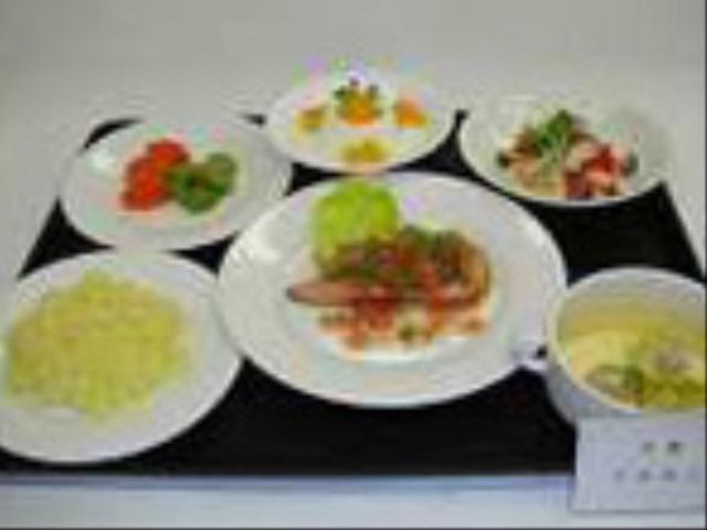 色鮮やかな料理並べ 食事 栄養満点で彩り豊かな料理が並ぶテーブルです。健やかな毎日を支えるお食事の一例としてご覧ください。
