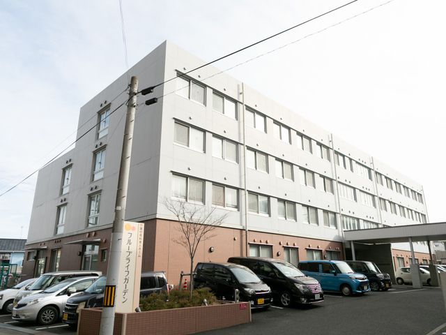 ケア施設外観の案内 外観 心地よい環境で働くことをお考えの方に、この施設の外観が印象的な職場です。