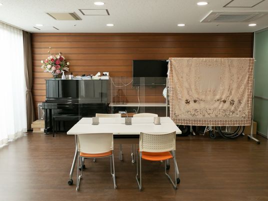 落ち着いた雰囲気のラウンジ