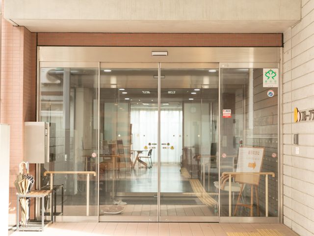 明るいエントランス風景 エントランス 広くて明るいエントランスで、訪れる方々を暖かくお迎えください。