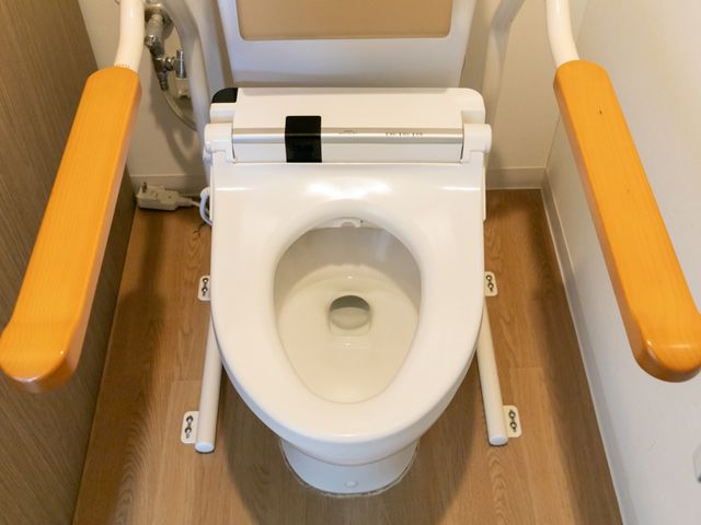 手すり設置のトイレ トイレ 手すり完備のトイレで、入居者様の安全を守るやりがいのある職場です。