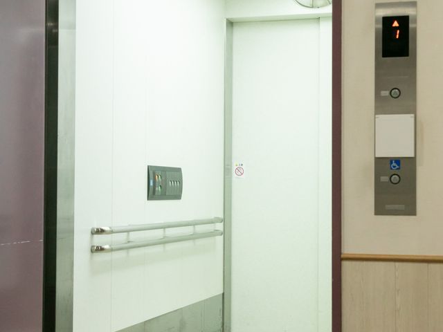 安全設計のエレベーター エレベーター 利用者の安全を支える、信頼性の高いエレベーターの操作をお任せします。