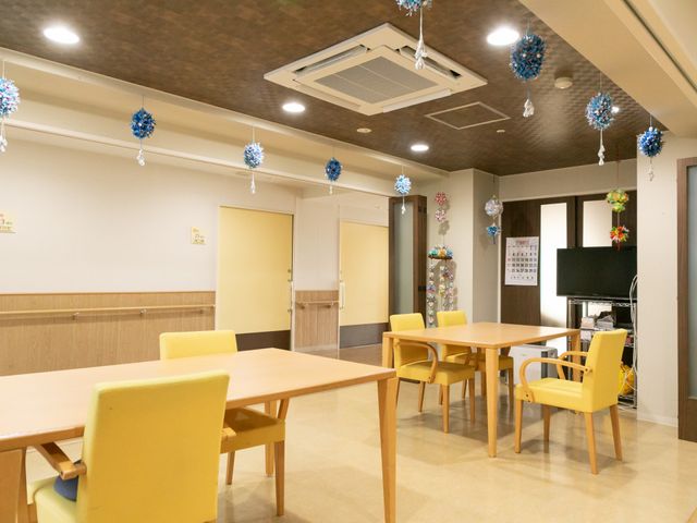 明るい共有スペースの一角 食堂 温かみのある環境で利用者様の笑顔を支えませんか。皆で集う明るい共有スペースの様子です。