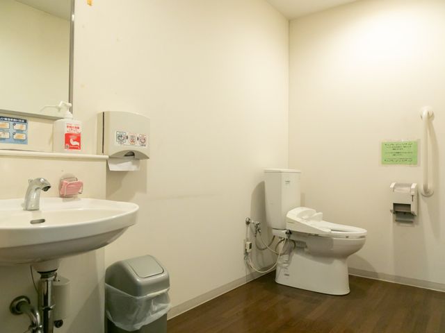 手すり付きトイレ設備 トイレ 手すりや広々としたスペースが確保されたトイレです。親切なケアをお願いします。