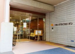 エントランスの明るい風景