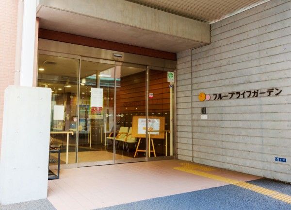 エントランスの明るい風景