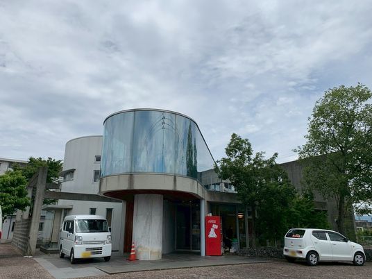 円形ガラスの外観