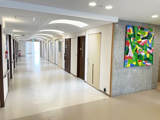 色彩豊かな絵画が飾られた廊下