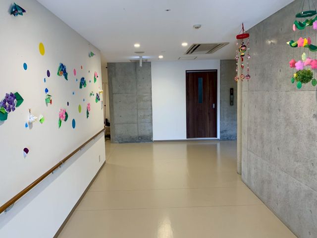 飾り付けの廊下 廊下 壁面に飾りが施された明るい通路です。快適に移動しやすい設計となっています。