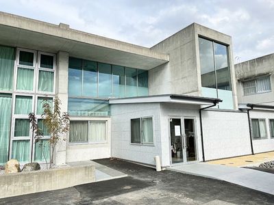 モダンな外観の建物