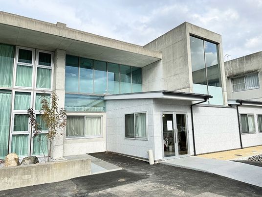 モダンな外観の建物