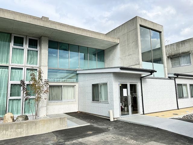 モダンな外観の建物 外観 開放的な窓が特徴の現代的な施設です。明るい雰囲気で働く環境が整っています。