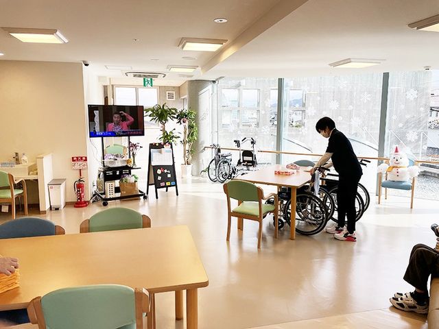 明るい共用エリア ラウンジ 光が差し込み、広々としたスペースです。車椅子の利用者も快適に過ごせるよう配慮されています。