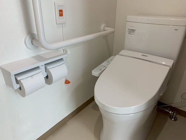 清潔なトイレ トイレ 広々としたトイレ空間で、手すりが付いて安心の設計です。快適に利用していただけます。